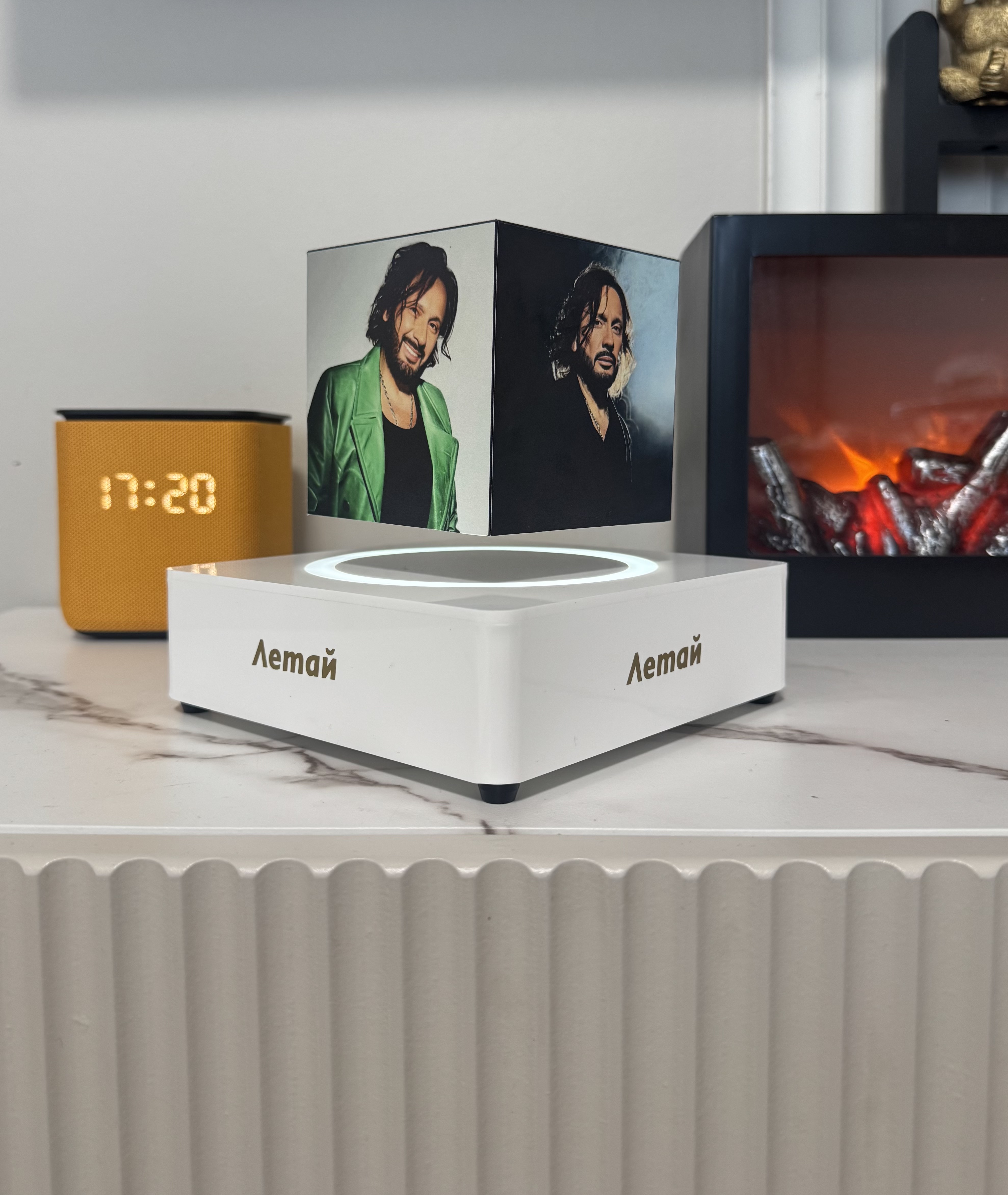 Левитирующий герб России над платформой из смолы и корня дерева